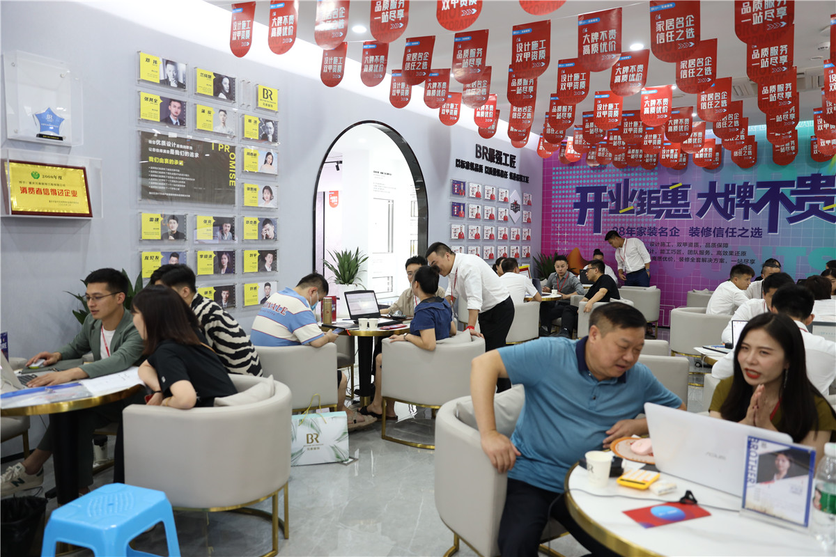 5-1 設計師向一早慕名而來的消費者提供裝修咨詢服務.JPG